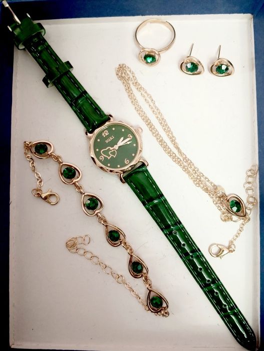 Элегантные зеленые часы. Новые!