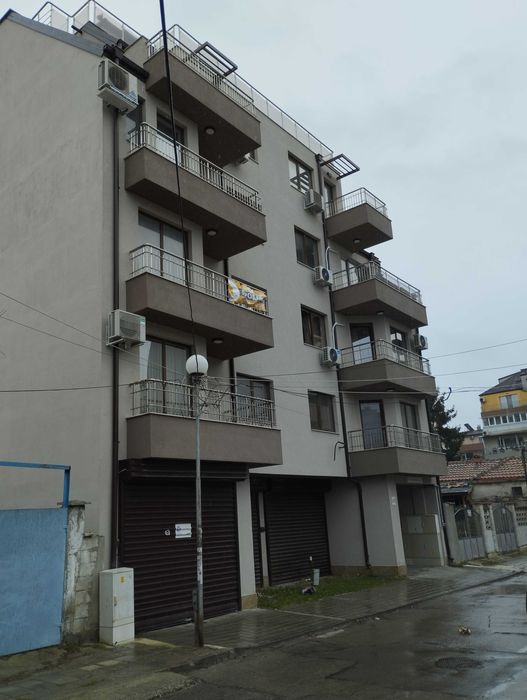 Продавам голям двустаен апартамент, колхозен пазар, Варна