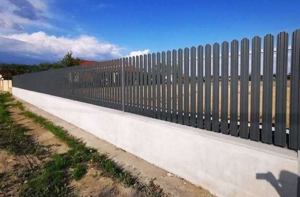 Vând gard din șipcă metalică