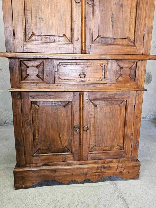 Масивен шкаф изработен изцяло от масив