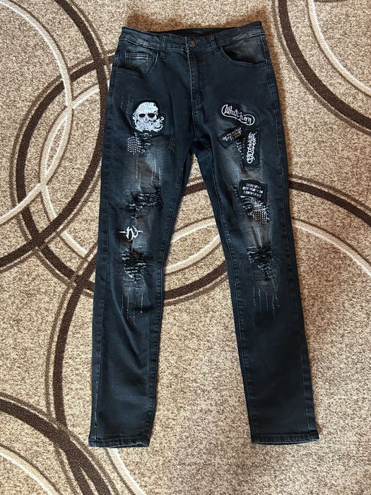 Мъжки черни накъсани дънки с нашивки и "череп" – Размер M