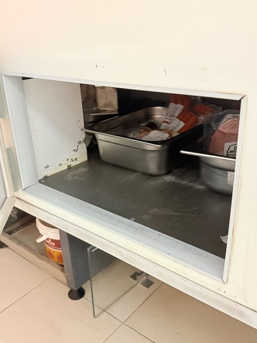 Щандова витрина с депо и вграден агрегат