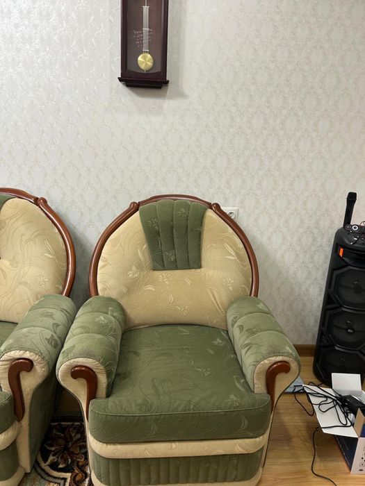 Продам диван с креслами ( 8 мкр)