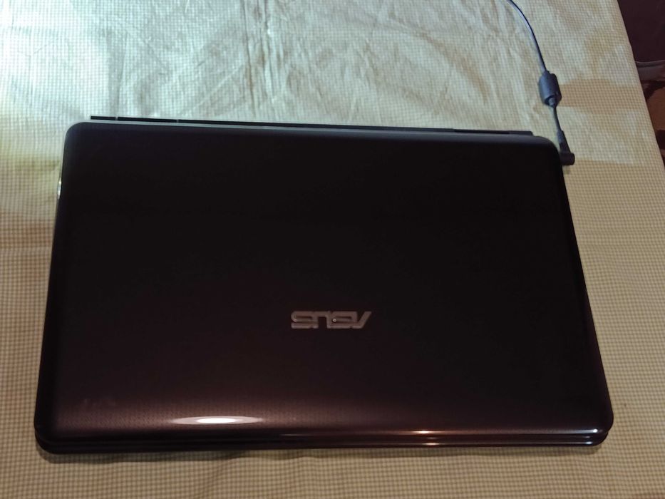 Лаптоп ASUS 15.6 // HD/LED