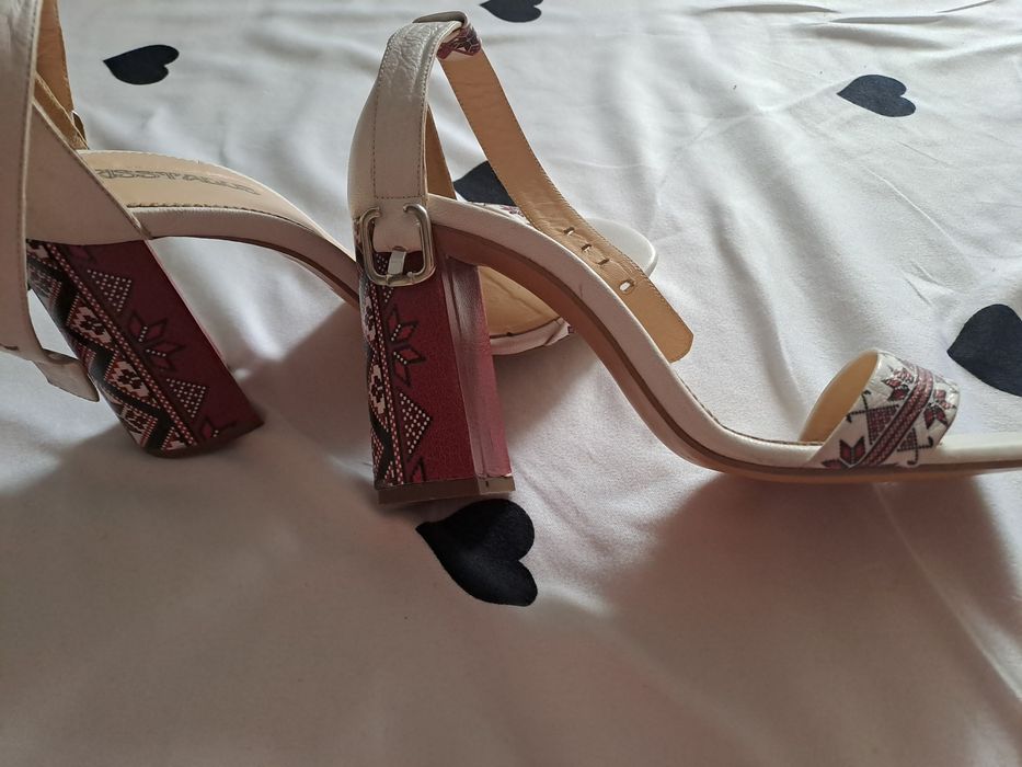 Sandale crisstalus cu motive tradiționale