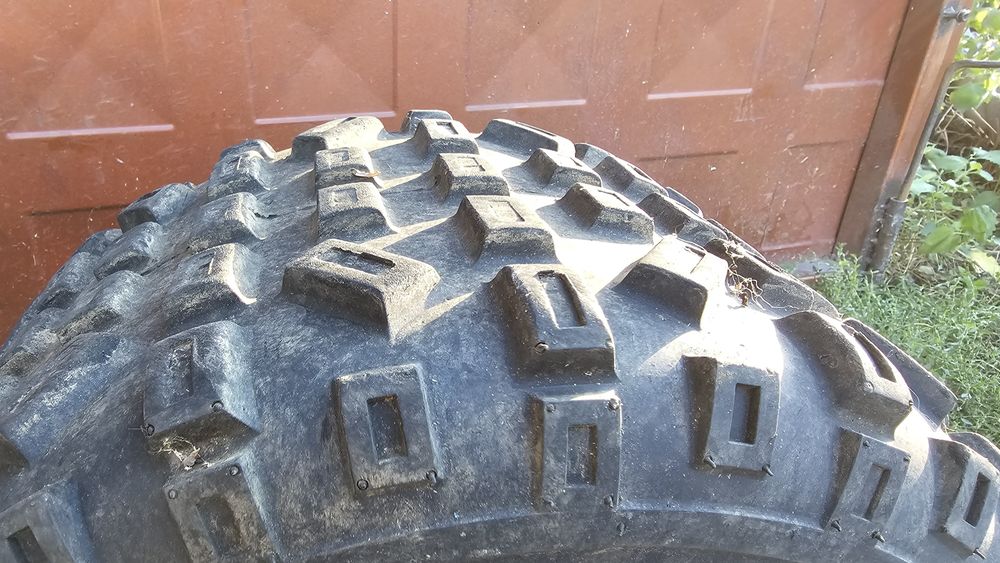 Продавам 2 броя задни гуми със джанти за атв 8 цола