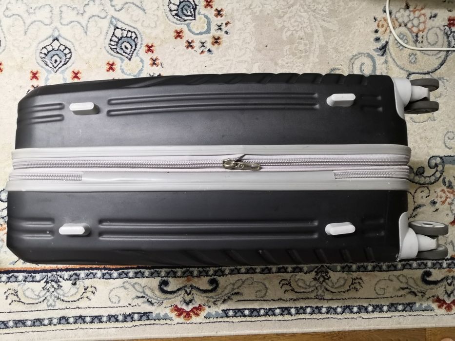 Продам новый чемодан