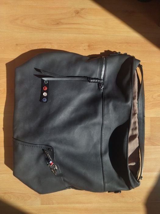 Много вместителна черна дамска чанта