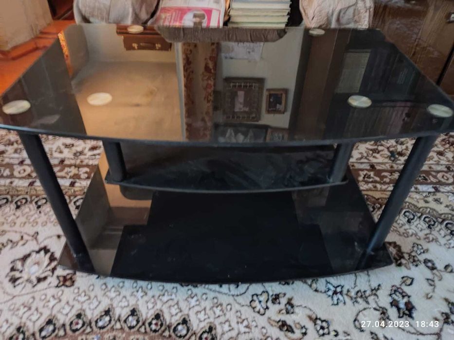 Продам столик под ТВ стекло 15000