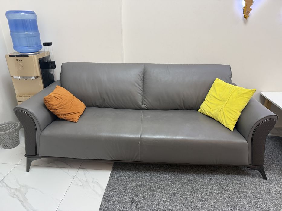 Продам диван, кулер, доски, парты и стулья