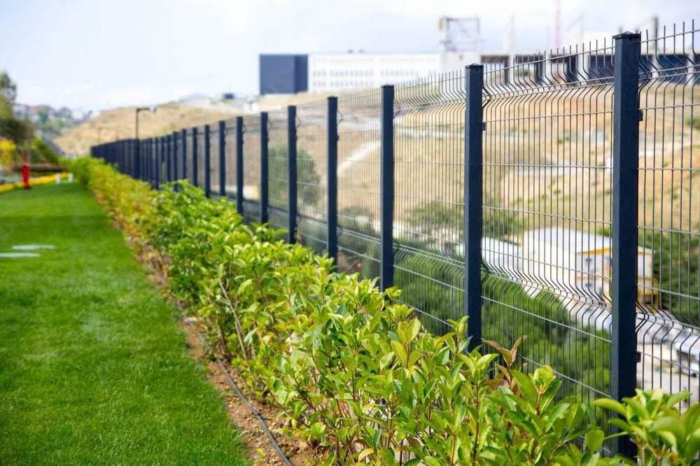 Метални оградни пана и колове. Мрежа с декорация.Ограда. ТОП обяви!