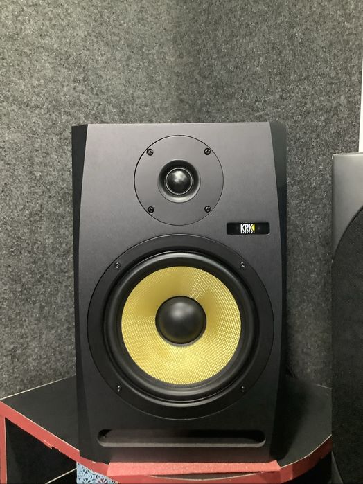 Krk 8 studiniy Monitor sotiladi