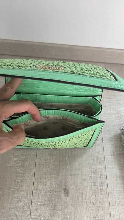 Geanta de umar Guess