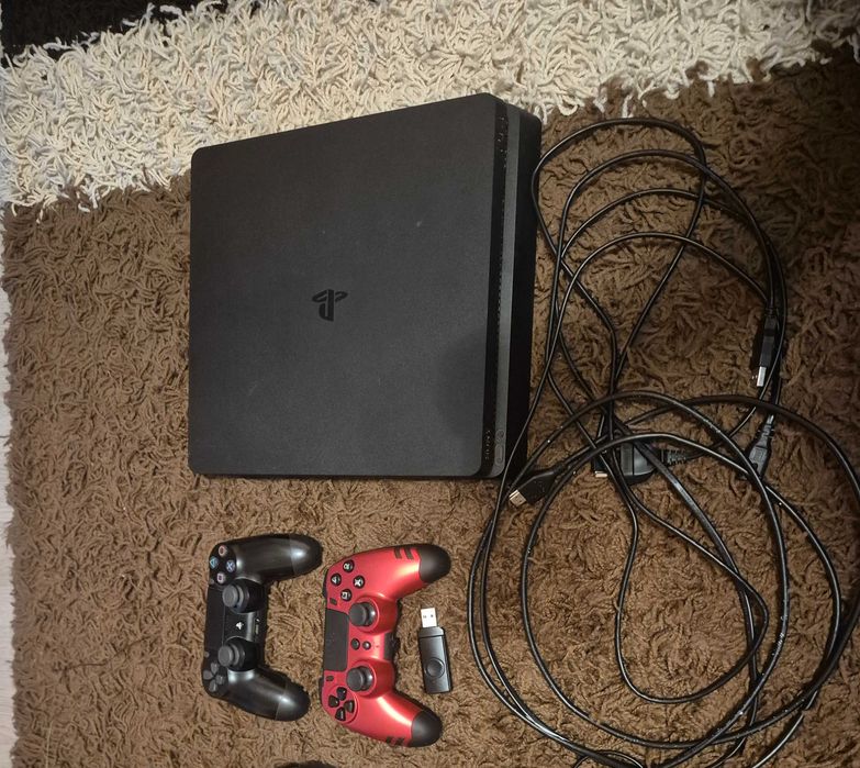 Vand PlayStation 4 slim cu un controler original și unul prin USB, volan cu pedale ,  6 jocuri excepționale