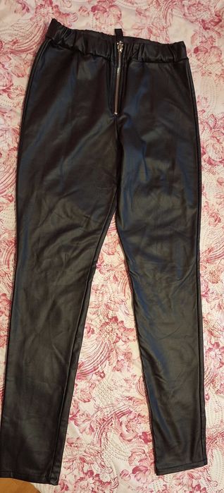 Кожен панталон и бели дънки