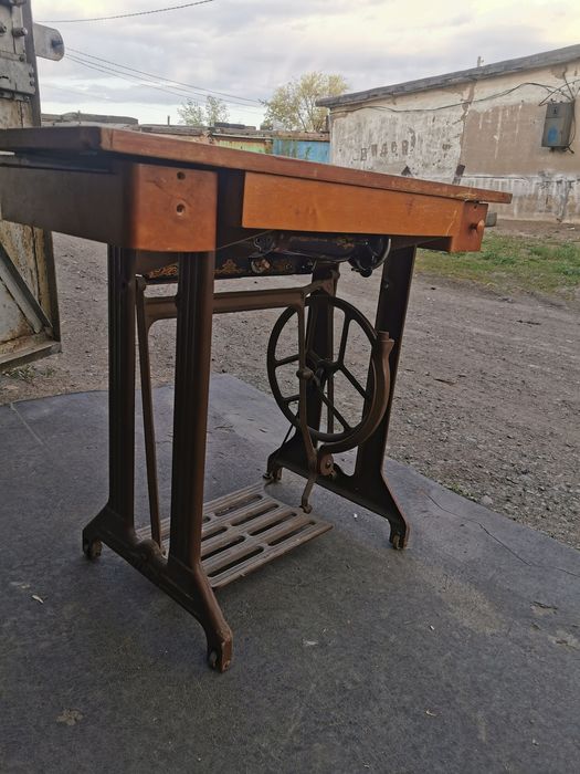 Продам швейную советскую машинку