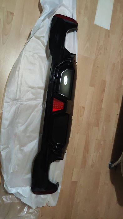 Difuzor / prelungire lip bara spate pentru BMW Seria 5 G30 / G38 2017-2022 în versiunea Sports Look cu Led