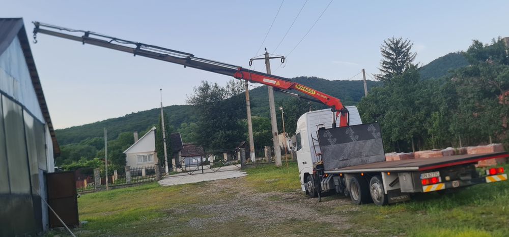 Camion volvo cu macara