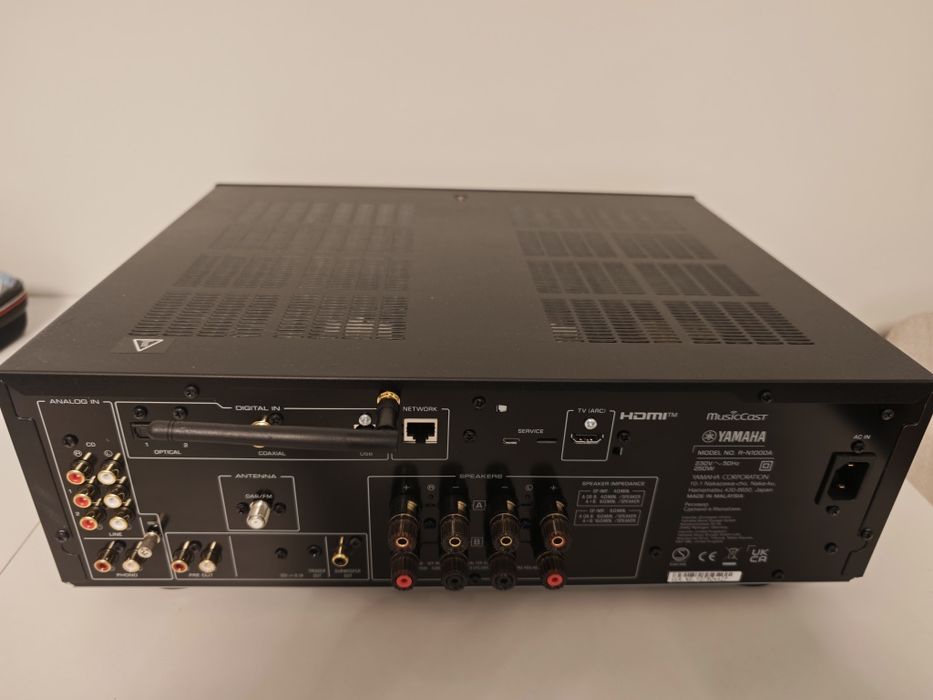 Amplificator cu streamer și HDMI Yamaha R-N1000A