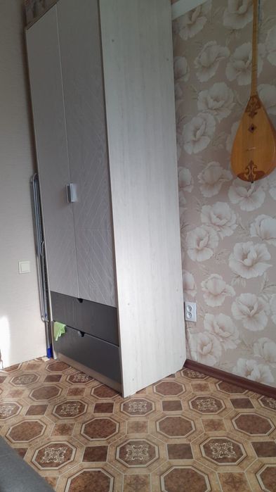 Продам. Стол и шкаф