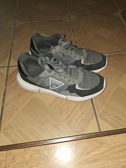Vând adidași Guess