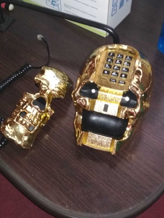 Телефон "золотой череп".