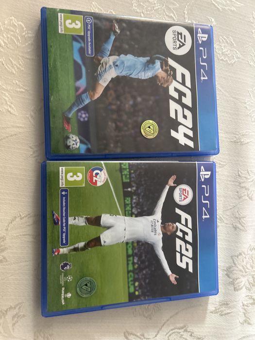 Продавам Ps4 с два джойстика и две игри