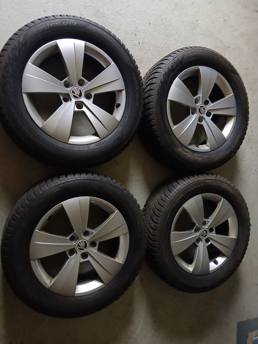 Se vinde jante aliaj R17 , 5x112 originale Skoda  cu anvelope de iarnă M+S 215/65/R17 NOKIAN DOT 21.2023 stare ca Noi