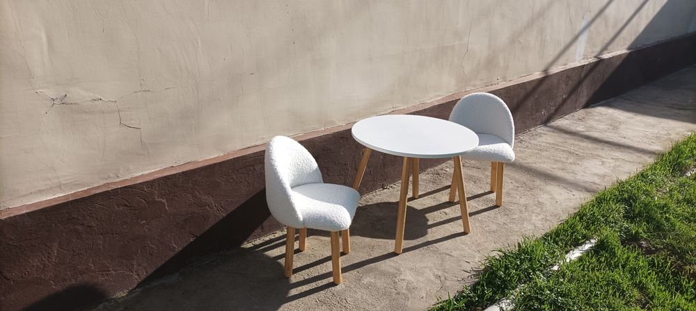 Детский стол и стульчик.