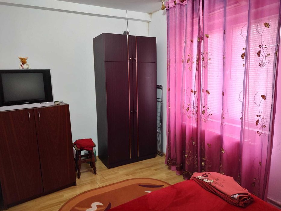 Închiriez apartament cu 2 camere