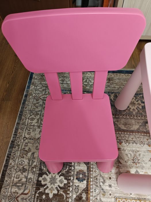 Продам детский стол и два стула IKEA