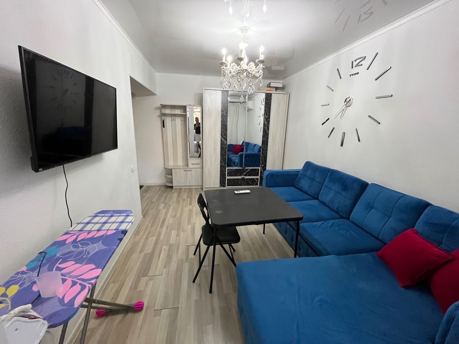 Metro “Buyuk Ipak Yoli” paranoia Hudojnikov.1 honali..Возле метро.