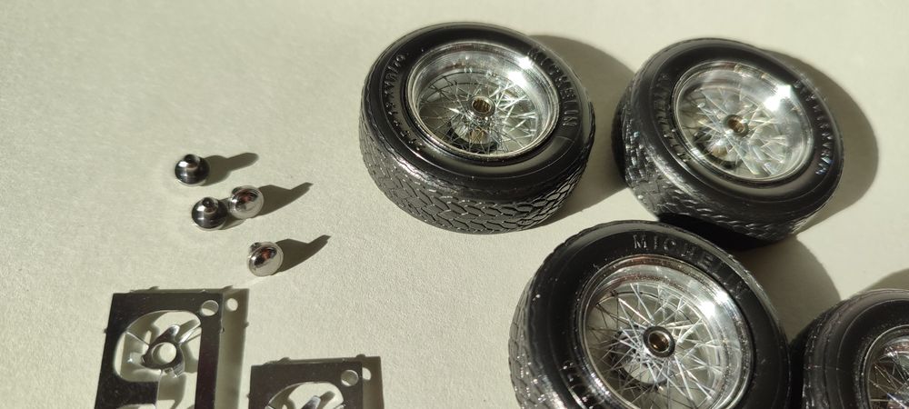 метални джанти с гуми за модел в мащаб 1:18