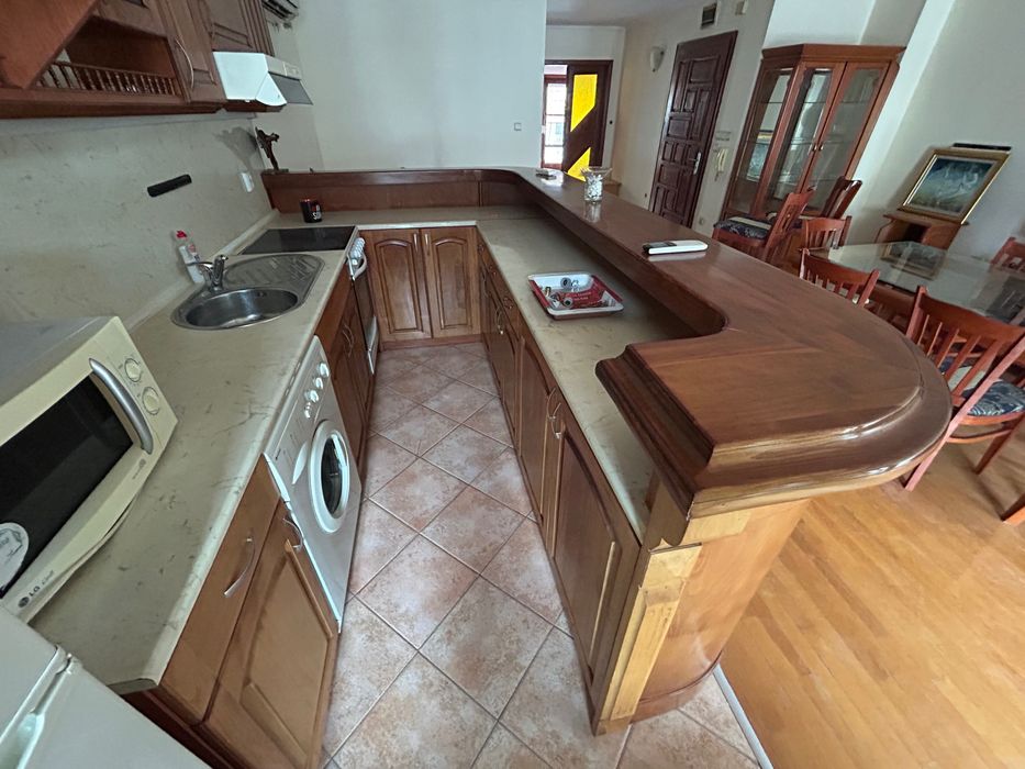 Кухня-масив със електроуреди