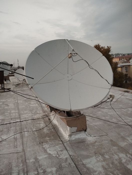 Пррдается спутниковая антена большая
