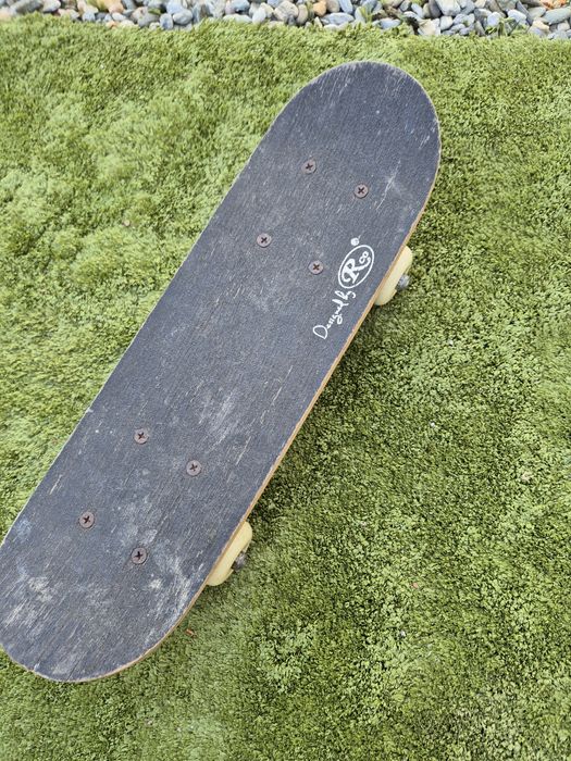 Vând motocicleta din plastic pentru copii, o trotinetă roz cu 3 roți și un skateboard