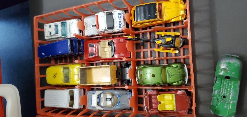 Продавам метални колички Korgi