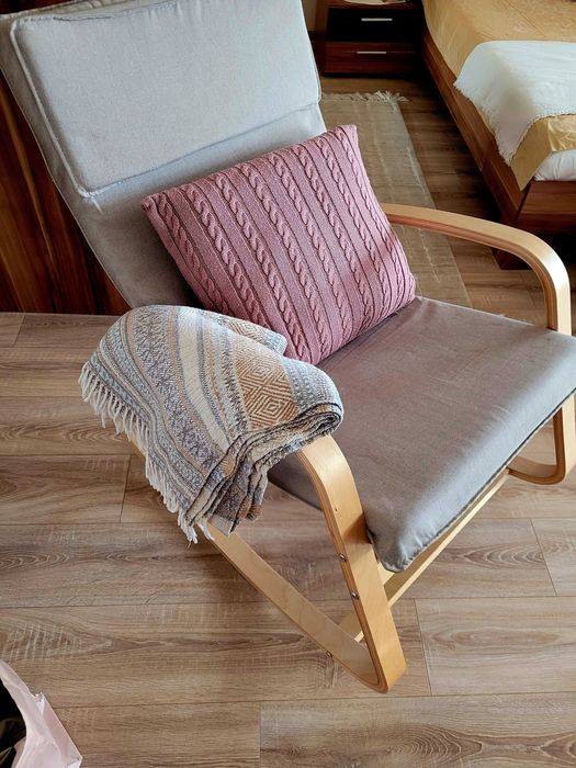 Люлещ стол в бежов цвят