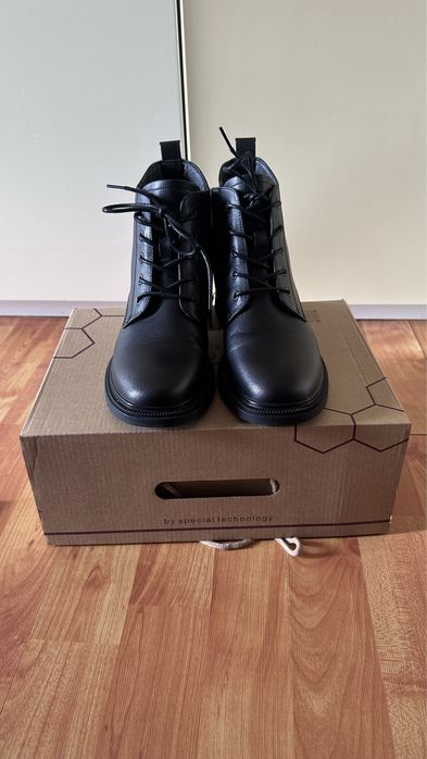 Обувь женская, кожаная