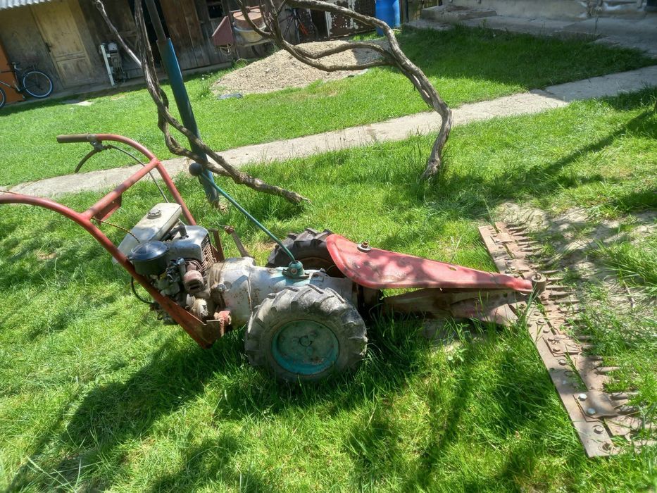 Vând cositoare Carpantina în stare de funcționare. Mai multe detalii la nr. de telefon 0775 180 140.
