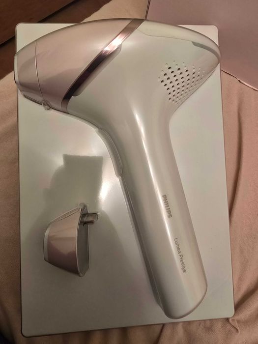 Фотоепилатор Philips Lumea Prestige Bri950