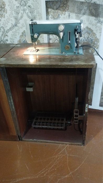 Продам швейную машину Lada 236.