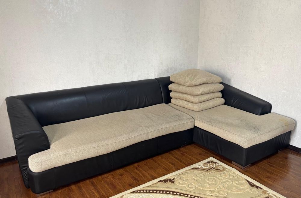 Диван қара түсті