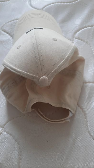 женская бежевая кепка