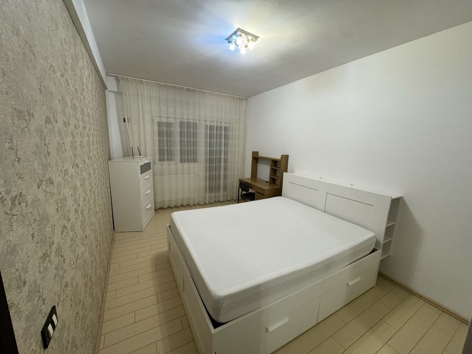 Proprietar inchiriez  2 camere cu loc de parcare
