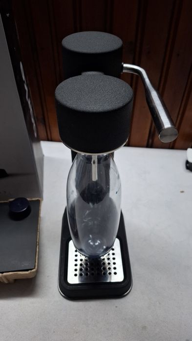 Машина за газирана вода Aarke Carbonator 3, матово черно.