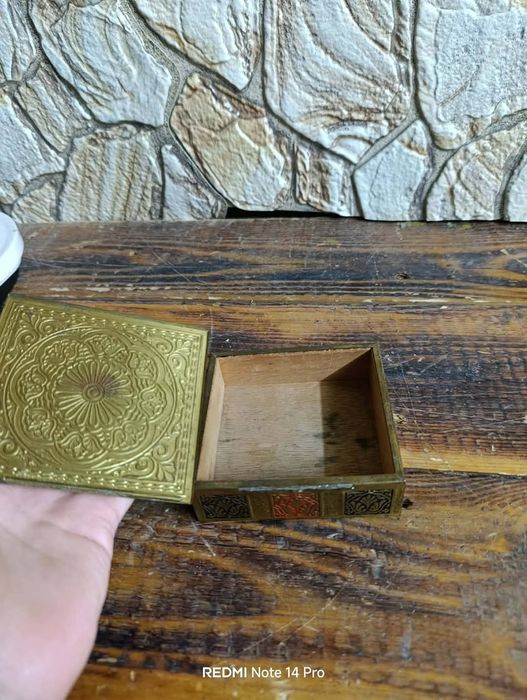 Стара кашпа и кутия