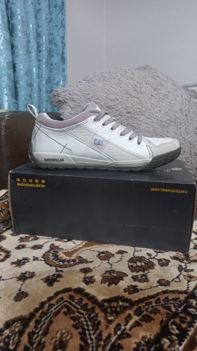 Продам кросовки , новые Катерпиллер, размер - 43, белые