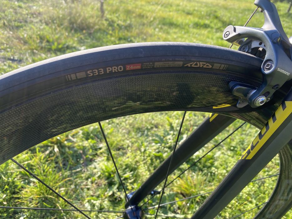 Карбонов Шосеен велосипед Scott addict