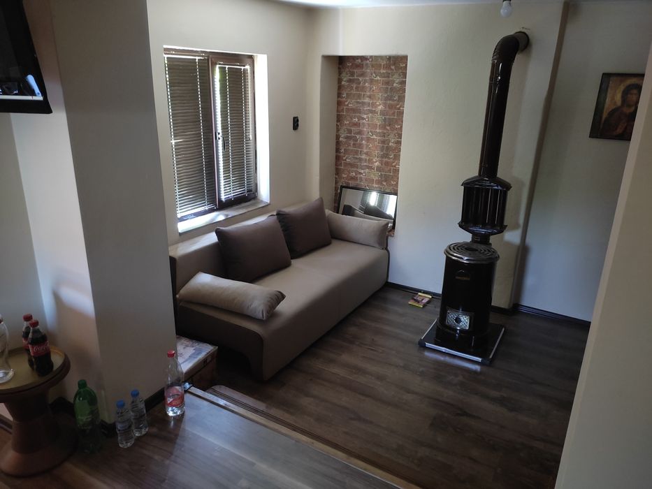 Двуетажна къща . Продава се/Под наем